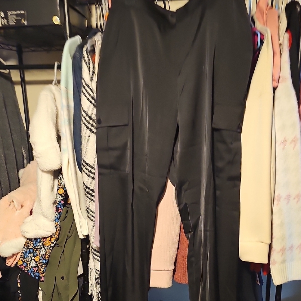 Full-Length Black Trousers Sleek Design